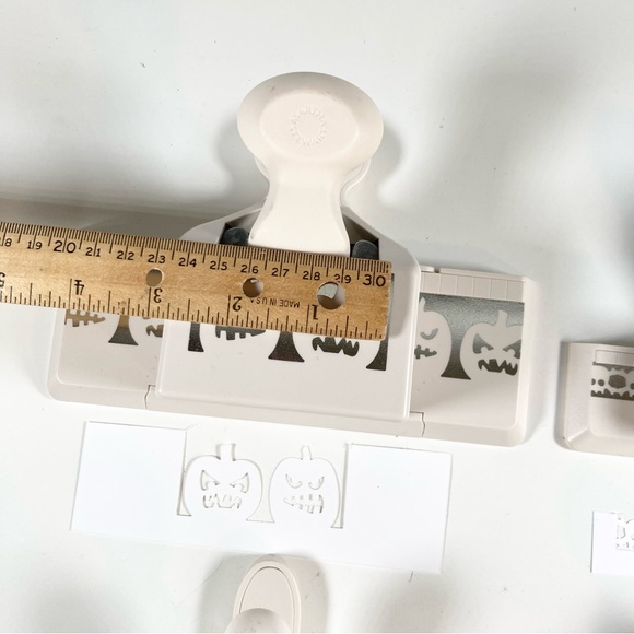 Martha Stewart Crafts Halloween Border Paper Punches Pumpkin Fence Spider Skull - Picture 9 of 16